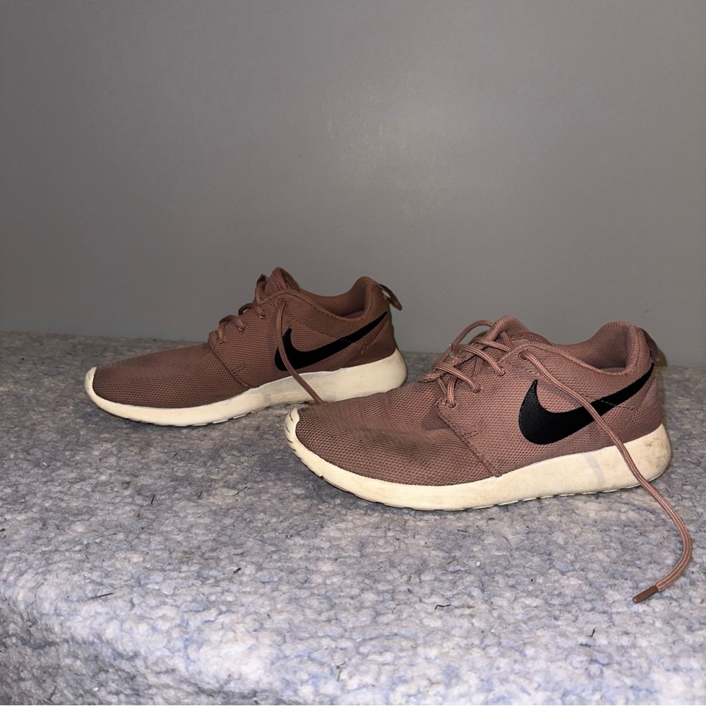 Nike Women’s Pink Taupe Roshe Run - Size 7.5 - Picture 1 of 10